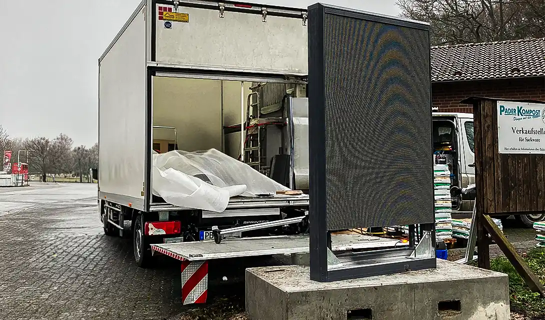 Erster mobiler Walkside Screen vor einem kleinen Lastwagen